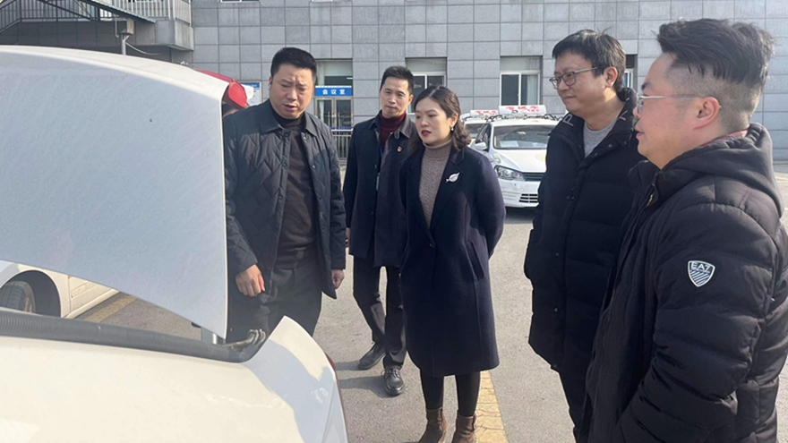 圖三：集團(tuán)黨委委員、副總經(jīng)理賀維維督導(dǎo)綿實股份安全工作