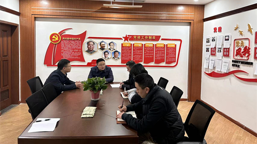 圖五：集團(tuán)總會計師齊飛、副總經(jīng)理馬江水督導(dǎo)金控小貸安全工作